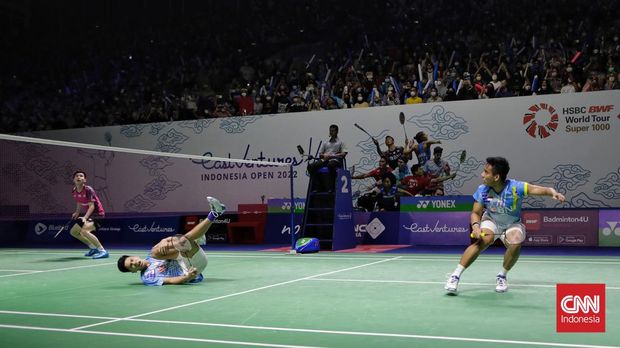 Pramudya Kusumawardana/Yeremia Rambitan di Indonesia Open 2022 Ganda putra Indonesia Yeremia Erich Yoche Yacob yang berpasangan dengan Pramudya Kusumawardana cedera dalam laga Perempat Final Indonesia Open 2022 di Istora Senayan, Jakarta, Jumat (17/6/2022). (CNN Indonesia/ Adhi Wicaksono)