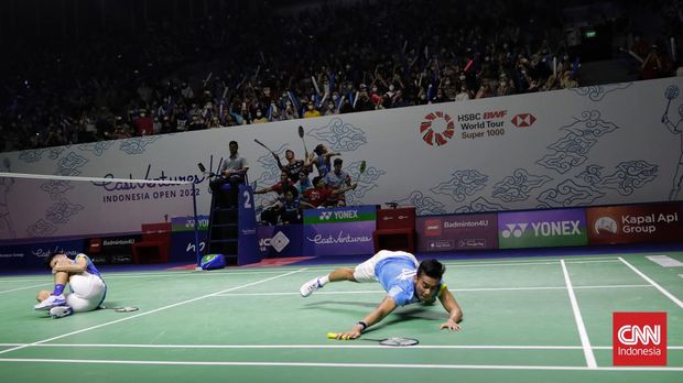 Ganda putra Indonesia Yeremia Erich Yoche Yacob yang berpasangan dengan Pramudya Kusumawardana cedera dalam laga Perempat Final Indonesia Open 2022 di Istora Senayan, Jakarta, Jumat (17/6/2022). (CNN Indonesia/ Adhi Wicaksono)