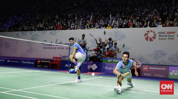 Pebulu tangkis ganda putra Indonesia Pramudya Kusumawardana/Yeremia Rambitan bertanding melawan ganda putra Malaysia Aaron Chia/Soh Wooi Yik dalam babak  perempat final Indonesia Open 2022 di Istora Senayan, Jakarta, Jumat, 17 Juni 2022.