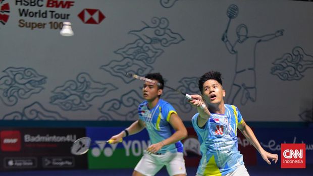 Pramudya Kusumawardana/Yeremia Rambitan di Indonesia Open 2022 Ganda putra Indonesia Yeremia Erich Yoche Yacob yang berpasangan dengan Pramudya Kusumawardana cedera dalam laga Perempat Final Indonesia Open 2022 di Istora Senayan, Jakarta, Jumat (17/6/2022). (CNN Indonesia/ Adhi Wicaksono)