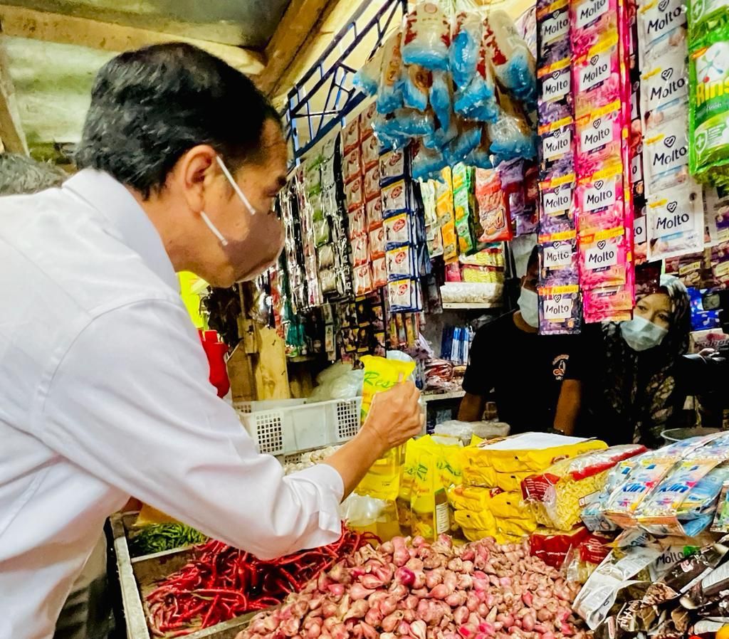 Presiden Joko Widodo mengunjungi Pasar Baros, Kabupaten Serang, Banten Presiden Joko Widodo mengunjungi Pasar Baros, Kabupaten Serang, Banten, Jumat, 17 Juni 2022. (Foto: Laily Rachev - Biro Pers Sekretariat Presiden)