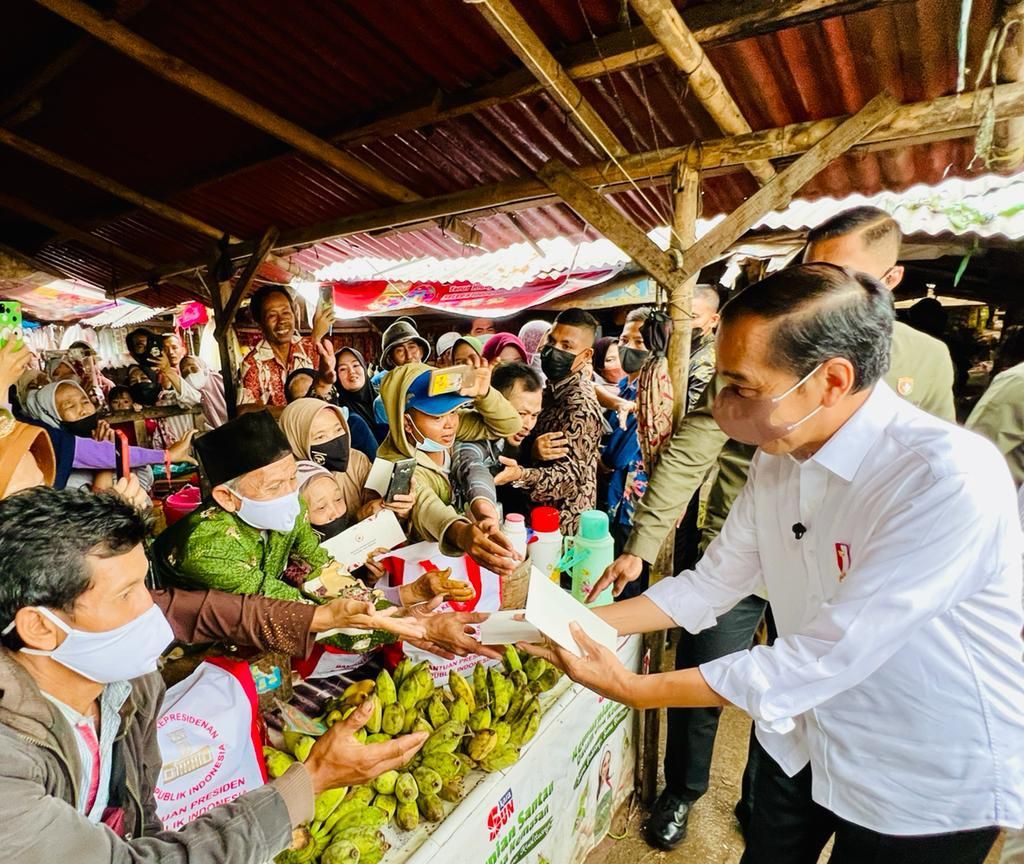 Presiden Joko Widodo mengunjungi Pasar Baros, Kabupaten Serang, Banten Presiden Joko Widodo mengunjungi Pasar Baros, Kabupaten Serang, Banten, Jumat, 17 Juni 2022. (Foto: Laily Rachev - Biro Pers Sekretariat Presiden)