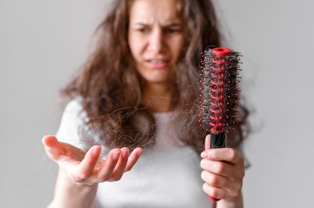 Rambut dapat rontok karena terlalu sering keramas