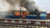 Ricuh, Gerbong Kereta di India Dibakar Massa, Ini Penampakannya