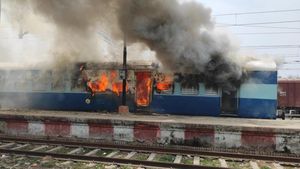 Ricuh, Gerbong Kereta di India Dibakar Massa, Ini Penampakannya