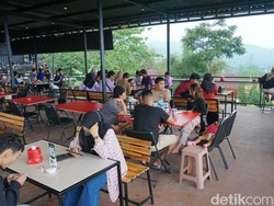 Menikmati Sunset di Kafe Rooftop Ditemani Sejuknya Alam Gunung Welirang