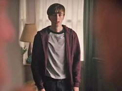 Aktor Riverdale yang Bunuh Ibu Sendiri Kini Dipenjara Seumur Hidup