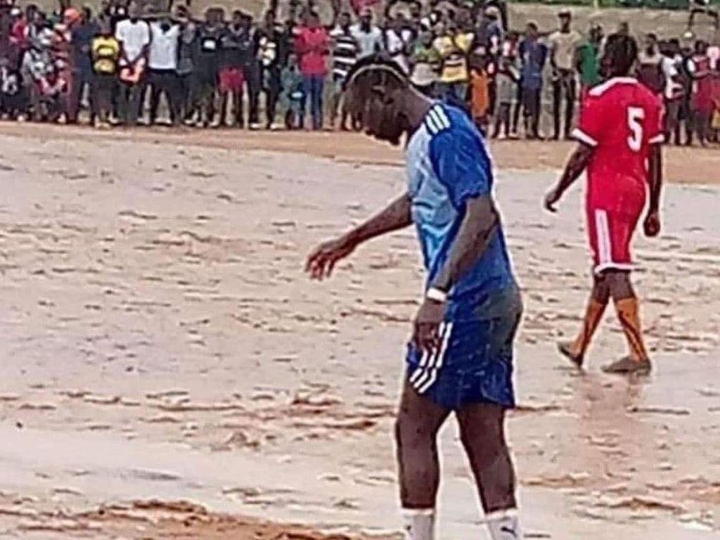 Pulang Kampung ke Senegal, Sadio Mane Main Bola di Lapangan Berlumpur