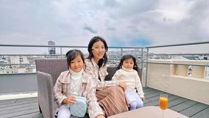 10 Potret Sarwendah yang Hobi Masak dan Mukbang Makanan Korea