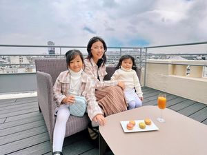 10 Potret Sarwendah yang Hobi Masak dan Mukbang Makanan Korea