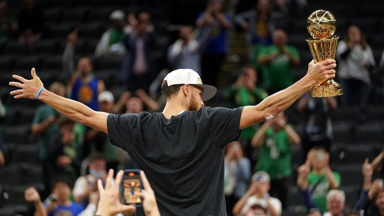 Pebasket 34 tahun tersebut diganjar penghargaan MVP Final dalam laga ini. (AP Photo/Steven Senne)  