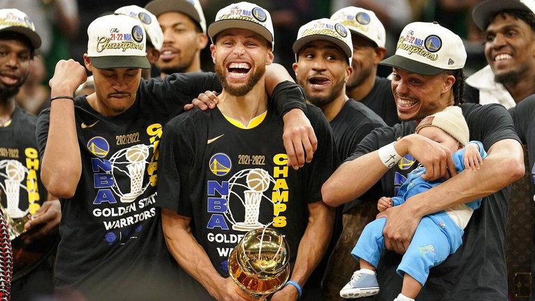 Ini menjadi gelar keempat Warriors dalam tujuh tahun sejak 2015, serta yang ketujuh sepanjang sejarah. (AP Photo/Steven Senne)  