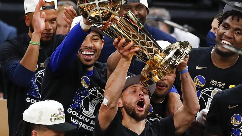 Kemenangan atas Celtics di TD Garden membuat Warriors keluar sebagai juara NBA 2022. Anak asuh Steve Kerr itu memenangi NBA Final dengan skor 4-2 dari enam pertandingan. (AP Photo/Michael Dwyer)  