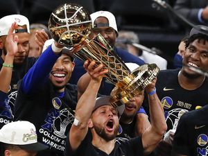 Senyum Lebar Pemain Golden State Warriors Sabet Juara NBA 2022 Senyum Lebar Pemain Golden State Warriors Sabet Juara NBA 2022