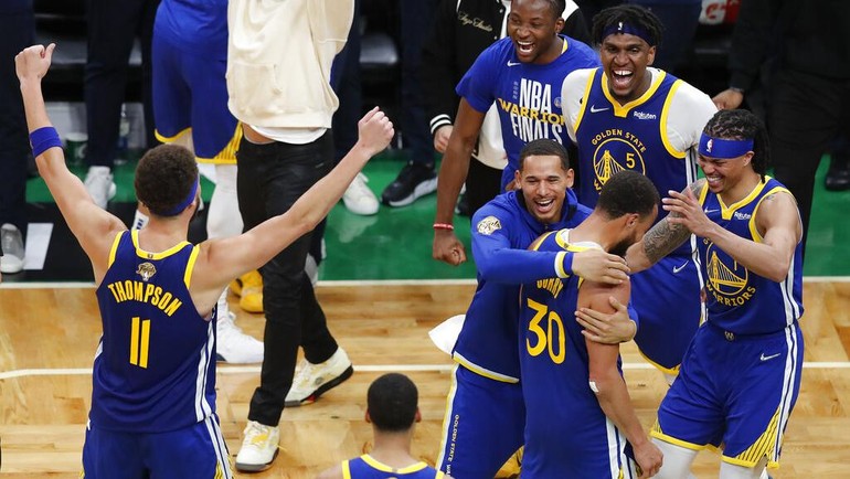 Guard Golden State Warriors Stephen Curry (30) merayakan dengan rekan setimnya setelah memenangkan final NBA di Boston, Amerika Serikat, Kamis (16/6/2022) waktu setempat. (AP Photo/Michael Dwyer)
