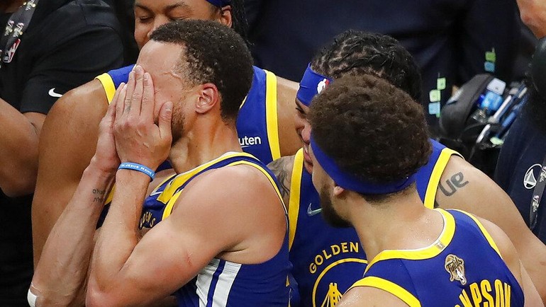 Warriors tampil dominan dengan unggul pada kuarter pertama, kedua dan keempat. Celtics hanya bisa unggul pada kuarter ketiga dan tak mampu mengejar skor lawan. (AP Photo/Michael Dwyer)  
