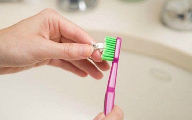 sikat gigi bekas dapat dimanfaatkan untuk keperluan sehari-hari/Foto: pinterest.com/Mamabee