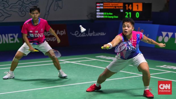 Siti Fadia Silva Ramadhanti dan Apriyani Rahayu di Indonesia Open 2022 Pebulu tangkis ganda putri Indonesia Siti Fadia Silva Ramadhanti dan Apriyani Rahayu bertanding melawan ganda putri Korea Selatan Lee So Hee/Shin Seung Chan dalam babak perempat final Indonesia Open 2022 di Istora Senayan, Jakarta, Jumat, 17 Juni 2022. Apriyani/Fadia gagal melenggang ke semifinal setelah takluk 14-21, 19-21.