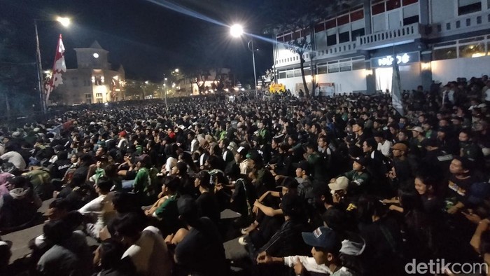 Suasana Bonek Mania saat mendukung Persebaya di halaman Mapolrestabes Surabaya