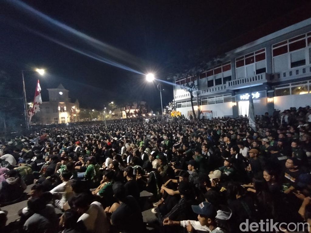 Piala Presiden 2022: Dua Bobotoh Tewas, Bonek dan Bonita Kirim Doa Piala Presiden 2022: Dua Bobotoh Tewas, Bonek dan Bonita Kirim Doa