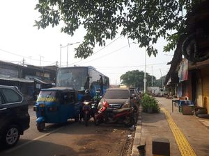 Biang Kerok Macet ke Stasiun Manggarai: Ada Mobil Parkir Sembarangan
