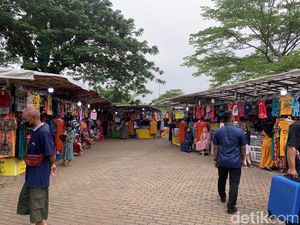 Pedagang Lenggang Jakarta Masih Tunggu Keputusan Monas Buka Sampai Malam Pedagang Lenggang Jakarta Masih Tunggu Keputusan Monas Buka Sampai Malam