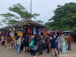 Pedagang Lenggang Jakarta Berharap Monas Buka Sampai Malam