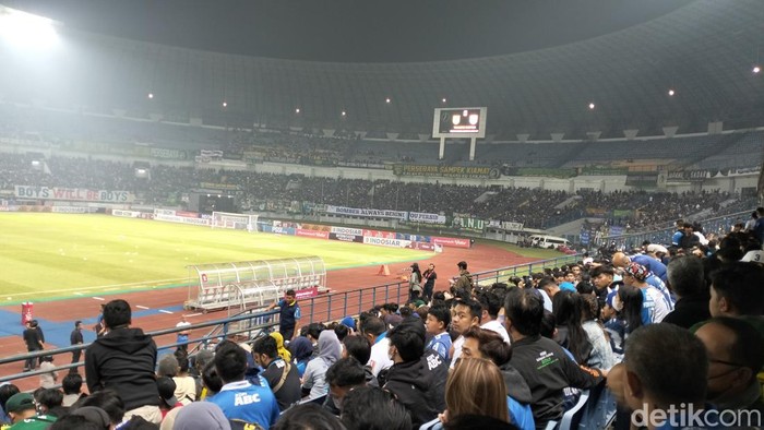 Suasana Stadion GBLA Bandung.