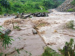 Sungai Meninting Meluap, Tanggul Bendungan Jebol