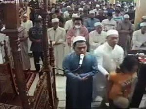 Wanita di Palopo Terobos Jemaah Salat Jumat, Dicegat saat Dekati Imam
