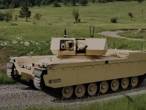 Pemandangan Mengerikan Tank Robot Menghancurkan Sasaran Pemandangan Mengerikan Tank Robot Menghancurkan Sasaran