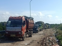 Sopir Truk Sampah Keluhkan TPA Suwung Macet Sampai 7 Jam