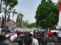 Politisi Hina Nabi, Umat Islam Tuntut Konjen India Diusir dari Medan