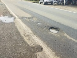 Baru Selesai Diperbaiki, Jalan Pandeglang-Labuan Kembali Rusak