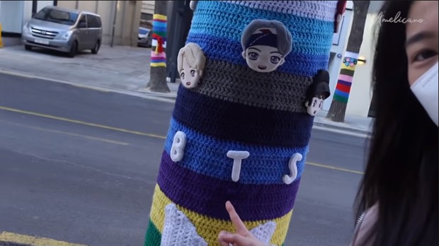 Amelia Tantono menunjukkan salah satu instalasi yarn bombing di jalanan kota Seoul