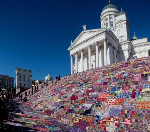 Yarn bombing di tangga Katedral Helsinki, 2011