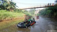 Aksi Tebar Ikan dan Bersih-bersih Sungai Ciliwung