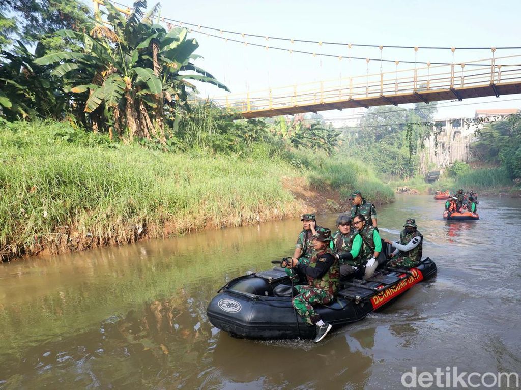 Aksi Tebar Ikan dan Bersih-bersih Sungai Ciliwung