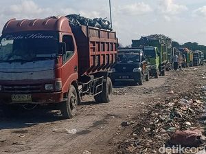 Antrean Panjang Truk Sampah di TPA Suwung Bali