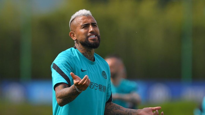 COMO, ITALY - MAY 21: Arturo Vidal of FC Internazionale gestures during the FC Internazionale training session at the clubs training ground Suning Training Center at Appiano Gentile on May 21, 2022 in Como, Italy. (Photo by Mattia Pistoia - Inter/Inter via Getty Images)