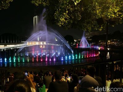 Asyik! Warga Kembali Bisa Saksikan Pertunjukan Air Mancur Menari