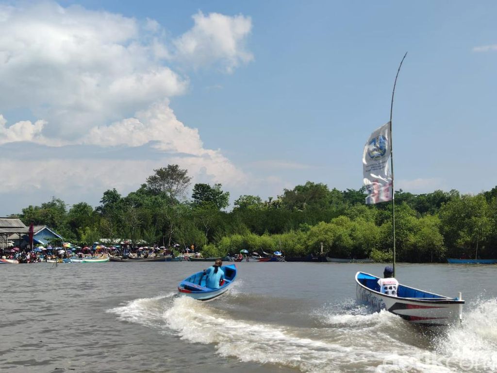 Melihat Keseruan Balapan Perahu Fiber Nelayan di Probolinggo
