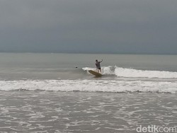 Serunya Bermain Selancar di Pantai Batukaras, Berani Coba?