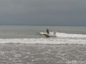 Serunya Bermain Selancar di Pantai Batukaras, Berani Coba? Serunya Bermain Selancar di Pantai Batukaras, Berani Coba?