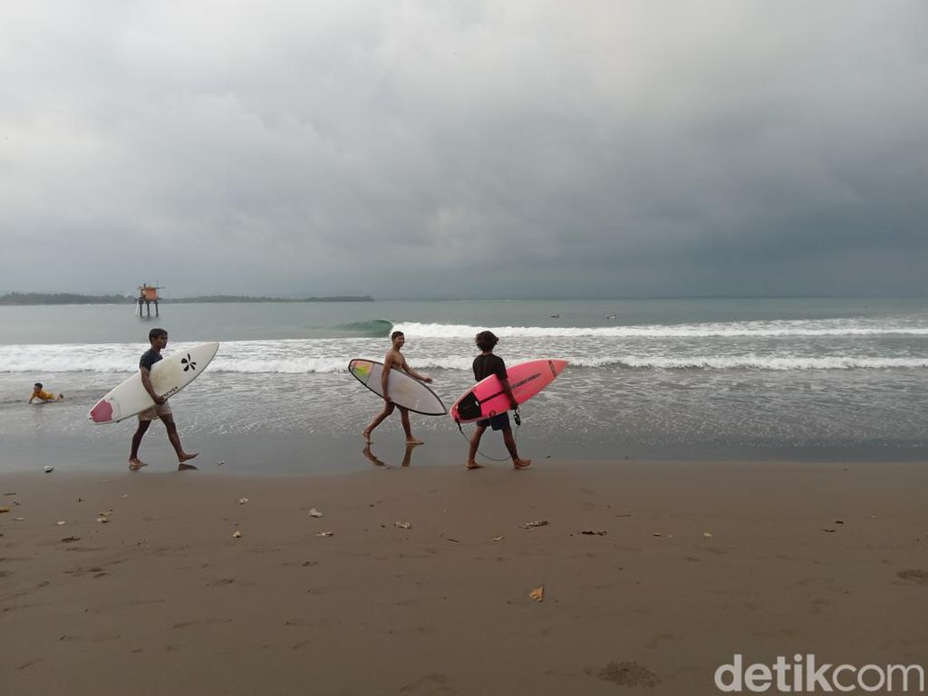 Coba Nih, Surfing di Pantai Batukaras Pangandaran!