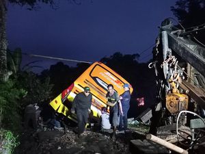 Bangkai Bus dalam Tabrakan Beruntun di Tabanan Dievakuasi