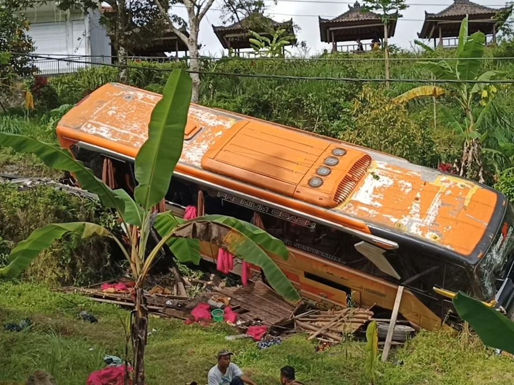 Bus Rombongan Pelajar Surabaya Tabrak 12 Kendaraan di Bali-1 Tewas, 8 Luka