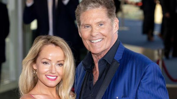 Si Bintang Baywatch Ini Cium Mesra Istri Berondong, Beda Usia 27 Tahun