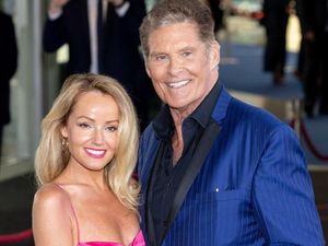 Si Bintang Baywatch Ini Cium Mesra Istri Berondong, Beda Usia 27 Tahun