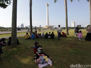 Monas Kembali Dipenuhi Warga Saat Tebet Eco Park Ditutup Sementara